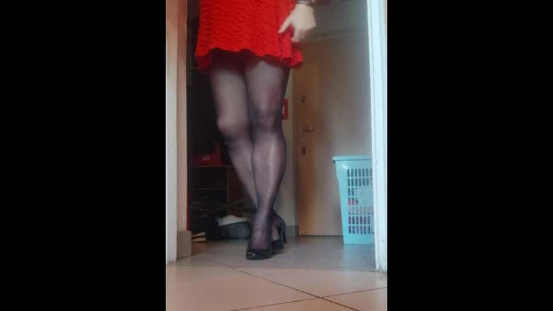 Nattalie Trans: Pantimedias negras y tacones altos