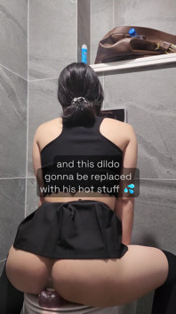 (tertangkap) Sissy Anal lagi asik seks anal di mall wc