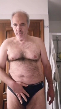 Je pisse et jouis comme une rivière dans ma salle de bain !