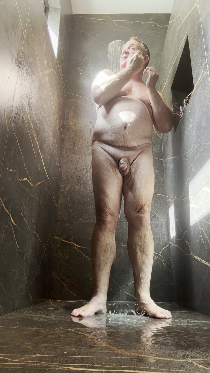 GottaLuvBB: 見て シャワー&amp;シェーブ