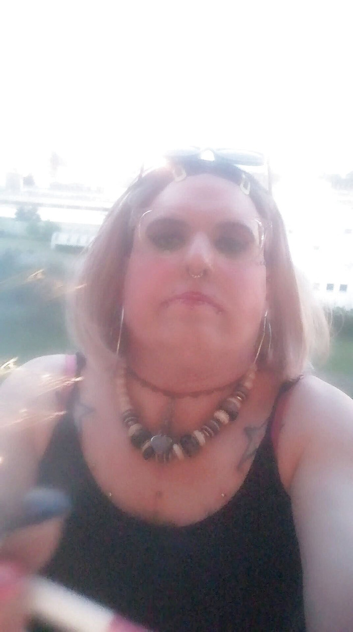 Stefanie Laveire: Stefanie si cewek rambut pirang lagi asik merokok 2