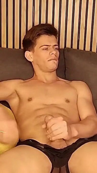 Masturbando-me na frente da câmera até gozar com gemidos intensos