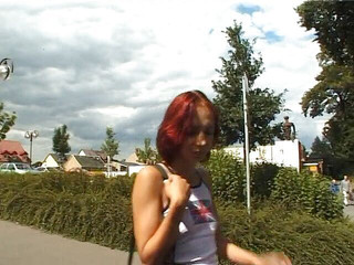 Slutty Teenies: 红发少女第一次接受电视台采访