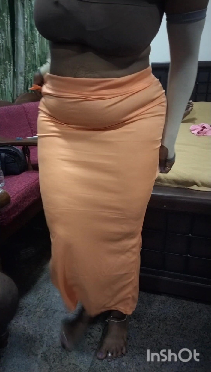 Tamil lesbian: Sukně se sexy zády a prsy