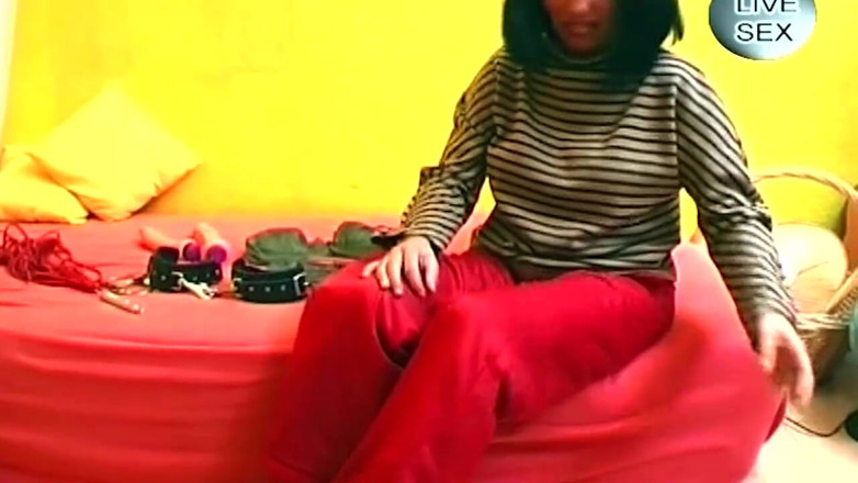 TRASHPORN: Bruneta matură excitată își întinde pizda cu un vibrator masiv solo