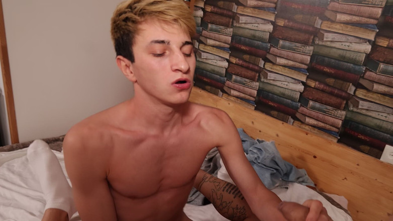 Max Gen: Трое Парней Сочно Ебут Тугую Попку Твинка