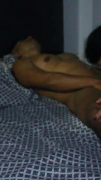Mereka berkongkek sedap semasa ibu bapa mereka berehat di bilik lain