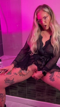 La déesse Gigi fume un gode, pipe