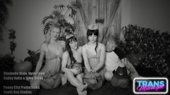 Trans Roommates: Cailey, Dixie e Nyxi, transexuais gostosas, fodem as bundas uma...