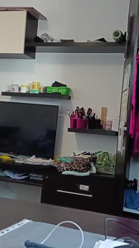 La Donna Amatoriale Si Diverte a Provare I Vestiti E Tagliarli.