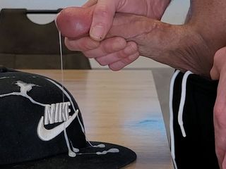 Gay Kink Couple: Сперма на Nike Cap