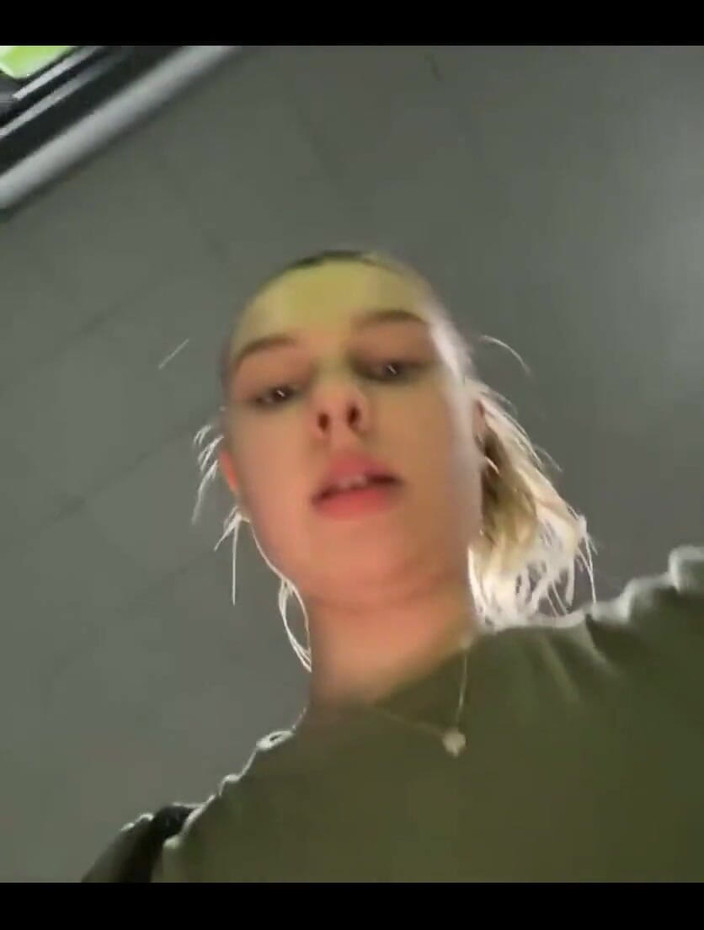 JuiceLussie: Schizzi e masturbarsi in palestra