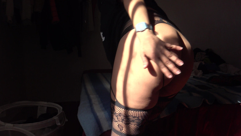 Stepmom Susan: Memek berbulu pelacur sange ini dientot habis-habisan sama kontol besar...