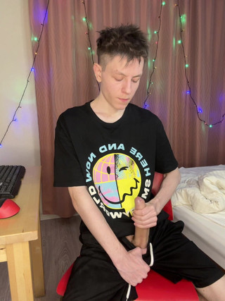 Morflot24: 快速宿舍撸管让 23 厘米的鸡巴到处喷