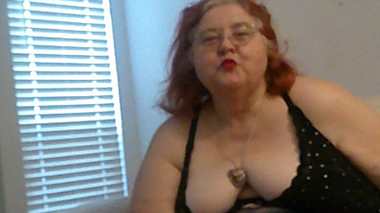BBW nurse Vicki adventures with friends: Зрелая Толстушка Рыжая Медсестра Вики Говорит С Вами, Как Она Делает Губную Помаду С Применением Видео Для Вас!