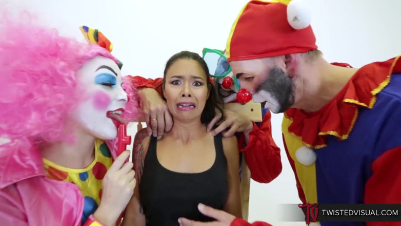 Twisted Visual: Lycklig asiat får en clownbang