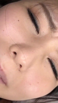 On dirait Konishi Nanami ! Une fille sexy aux seins bonnets se fait lécher le corps de partout dans un hôtel