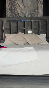 Latina blondine met perfect lichaam masturbeert op camera voor haar fans in een live