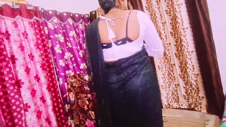 Telugu honey lips: धोखेबाज सेक्स सुंदर काली साड़ी वाली गृहिणी दुर्भाग्य से पति के पिता तेलुगु की गंदी बातचीत को चोद रही है।