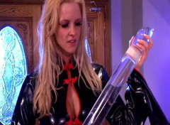 Perfect Porno: Blondynka w kabaretce ssie kutasa jak profesjonalista i zostaje wbita