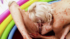 LesbianFantasies: Sexy a holky se navzájem dotýkají v bazénu