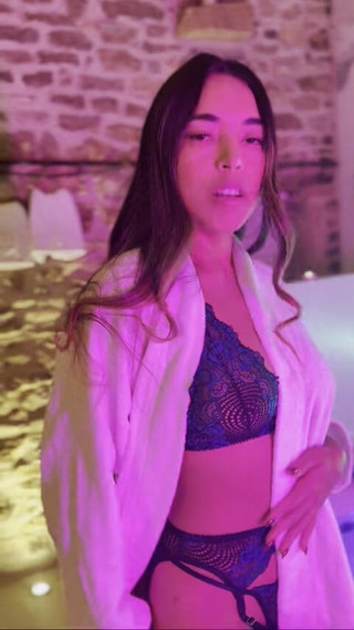 Mianins: Beni ve vücudumu tanımak için şehvetli bir striptiz