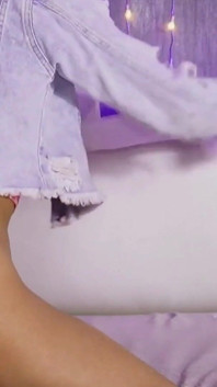 Latin bir fahişenin üzerinde büyük bir dildoyla sert yoğun dildo sikiş gösterisi
