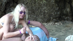 Blondehexe: Gesichtsbesamung am strand