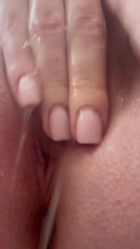 POV Blonde MILF Zit Op Je Gezicht En Vingert Haar Romige Poesje Tot Meerdere Spuiten