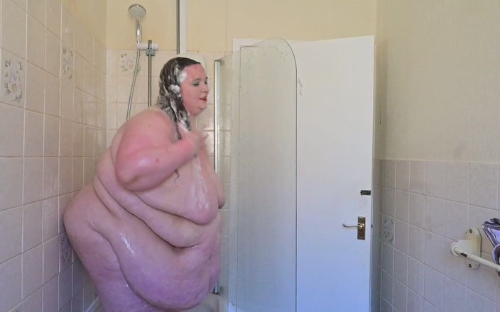 SSBBW Lady Brads: シャワーを浴びる女神