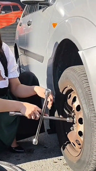Puta dirndl se sucia y aceitosa cambia las llantas