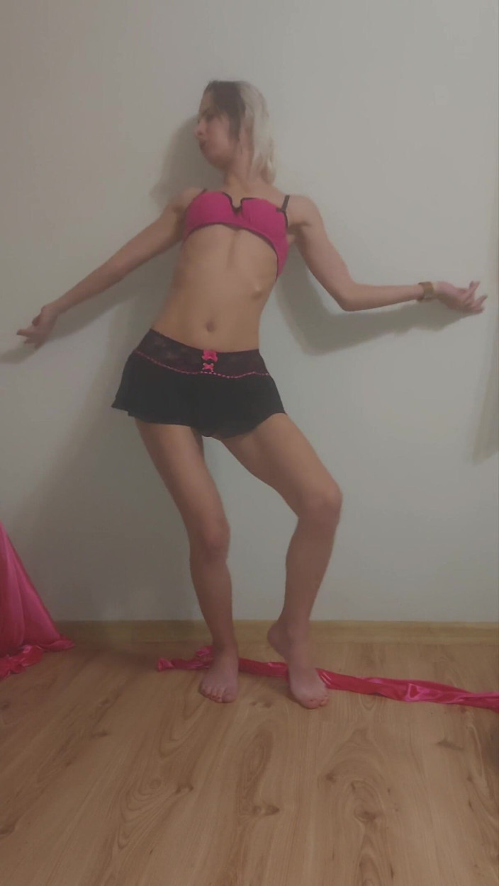 Wet Dripping Pussy: Sexy ragazza magra - calda danza del sesso, spogliarello con masturbazione.