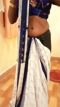Indiana tamil esposa Renu calcinha calcinha show &slow saree vestindo provocação para Secret Bestie! Indianhotwifex
