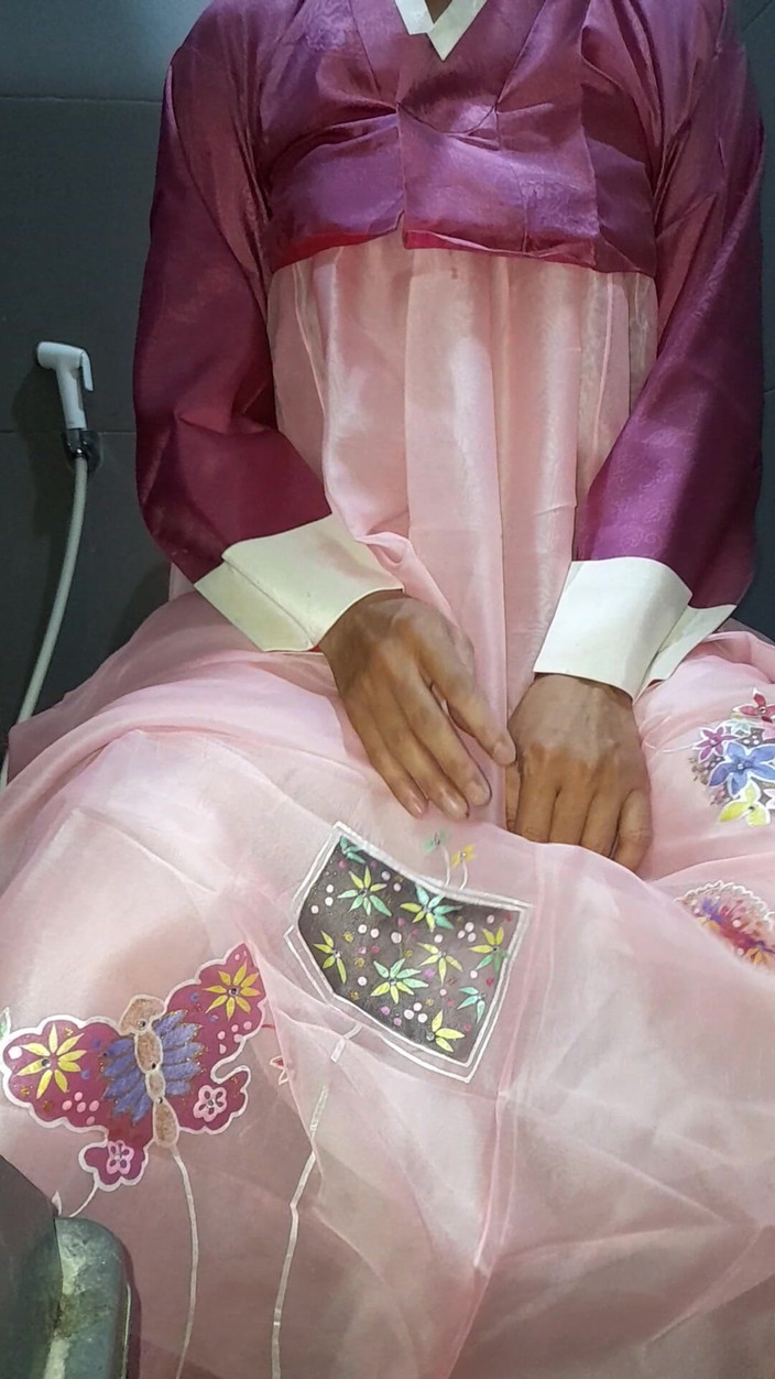 Naomisinka: Crossdresser cum vestindo hanbok coreano vestido tradicional
