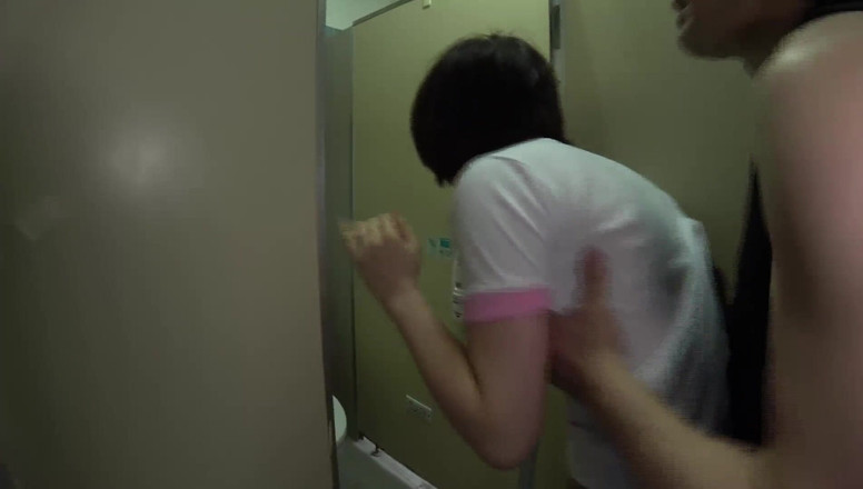 Strix: Sesiune de futai cu ejaculare în toalete în aer liber la taberele...