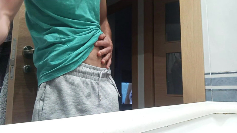 Elvissc: Cara magro em um top do tanque mostra como ele...
