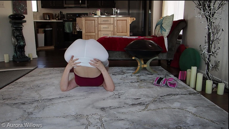 Aurora Willows: Behind the scenes in white yoga pants