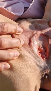 Khỏa thân ngoài trời banh âm hộ của tôi và đi tiểu