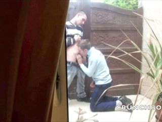 Crunch Boy: Verklig polis suger kuk och knullas av twink utomhus