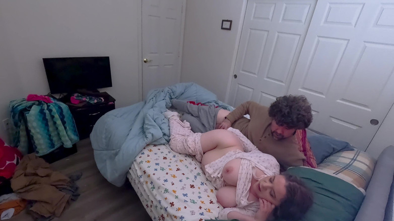 Erin Electra: Nua Meia-irmã Compartilha Uma Cama Com Meio-irmão