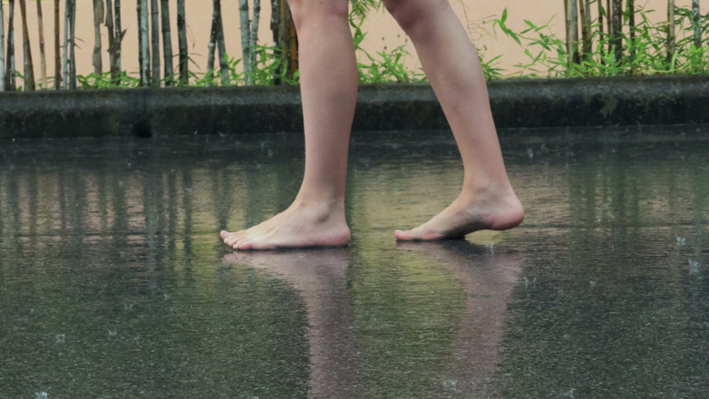 WildLonelyFlower: Bare Legs in the Rain