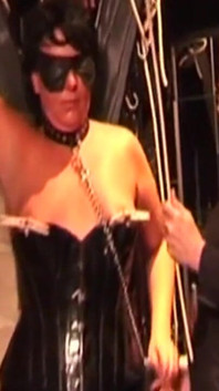 Latexgebonden milf dient de pik van haar meester diep