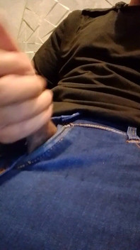 Wenn der schöne böse junge seinen penis aufgerichtet und streichelt