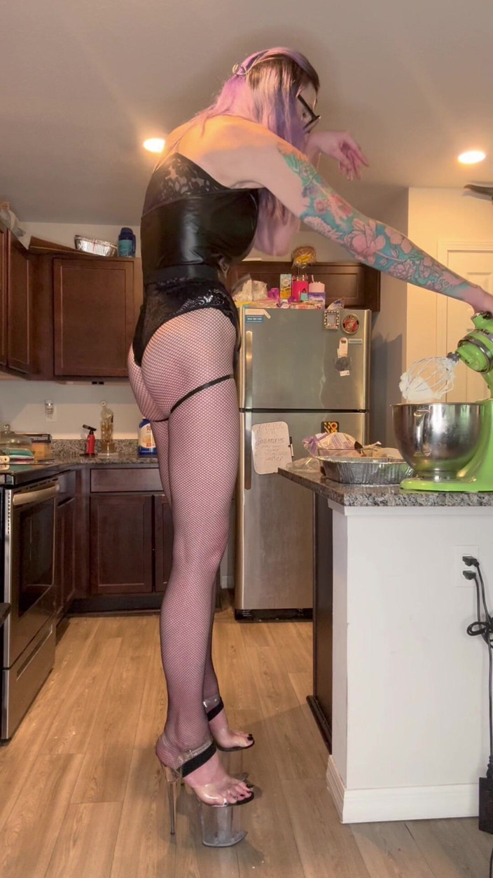 Peppermint Giantess: 73 dev kadın minik mutfakta yemek yapıyor