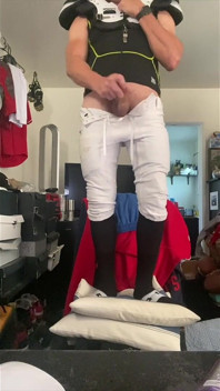 Fußballathlet Dilf Jockdad87 ist super geil in seinen Pads, Hosen und Socken vor der kamera