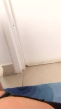 Blondýnka zažívá orgasmus, zatímco sexy brunetka s velkým robertkem proniká do kundy