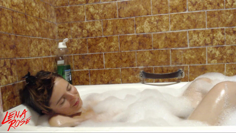 Lena Rose: Bersantai di kamar mandi