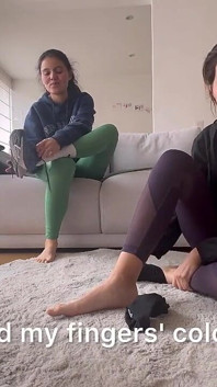 汗だくで大きな足で女性レスリング