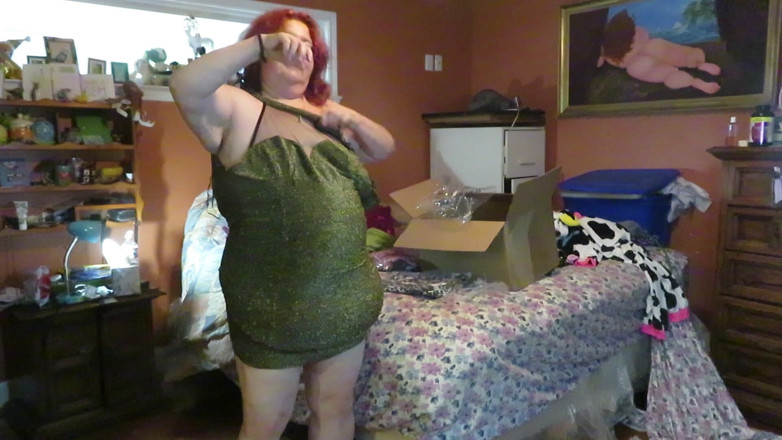 BBW nurse Vicki adventures with friends: J'essaye un nouveau body avec un short et une robe...