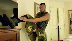 Kennie Jai: Kennie Jai se masturba en un kilt Dos por uno!